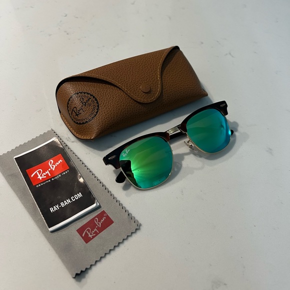 Ray-Ban Clubmaster Classic, Polished Tortoise on Gold Frame, Green Flash Lenses